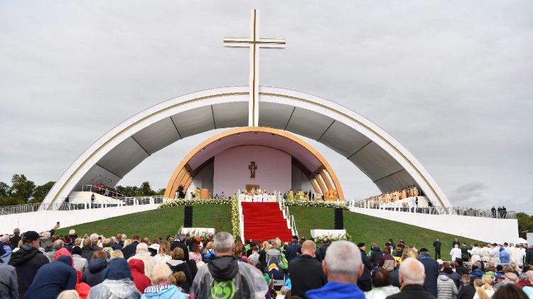 信徒參與教宗在鳳凰公園主持的彌撒