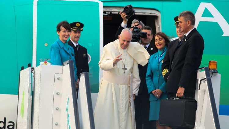 Il Papa sulla scaletta dell'aereo saluta i presenti all'aeroporto di Dublino