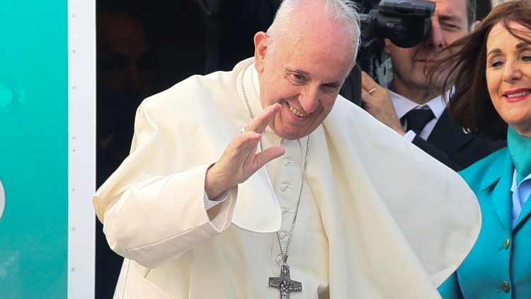 Papa përshëndet para nisjes për Romë