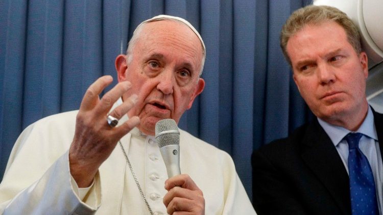 アイルランド訪問後、機内で記者会見する教皇フランシスコ　2018年8月26日