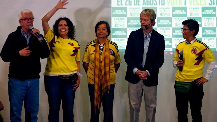 Der kolumbianische Senator Jorge Enrique Robledo spricht nach dem knapp gescheiterten Referendum 