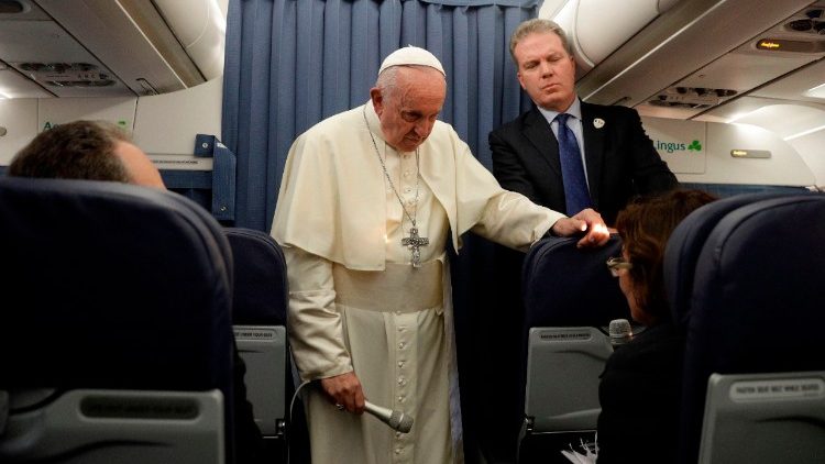 Papst Franziskus bei der Fliegenden Pressekonferenz