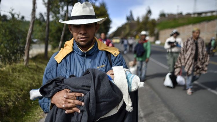Un migrante venezolano con su hijo en camino hacia Perú, foto de archivo