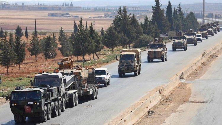 Турски военен конвой близо до град Саракиб, провинция Идлиб