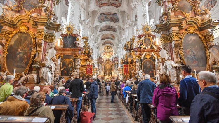 Вярващи католици на литургия във Виена