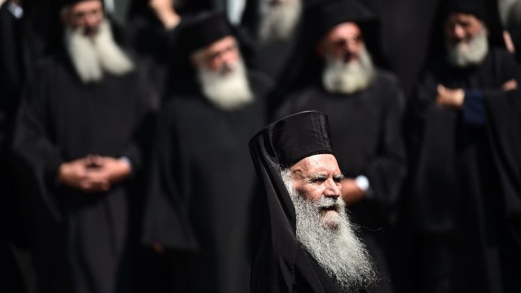 Clérigos greco-ortodoxos na Igreja 'The Hagia Triada", em Istambul