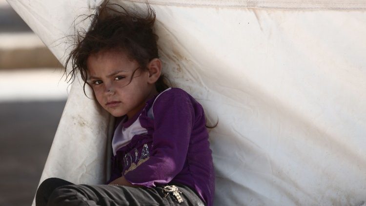 Criança em campo de refugiados em Ghadfa, sudeste da Província de Idlib