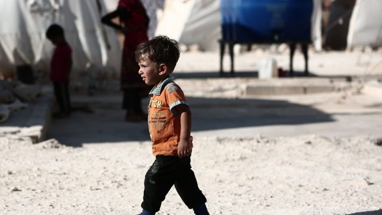 Bambino in un campo profughi ad Idlib