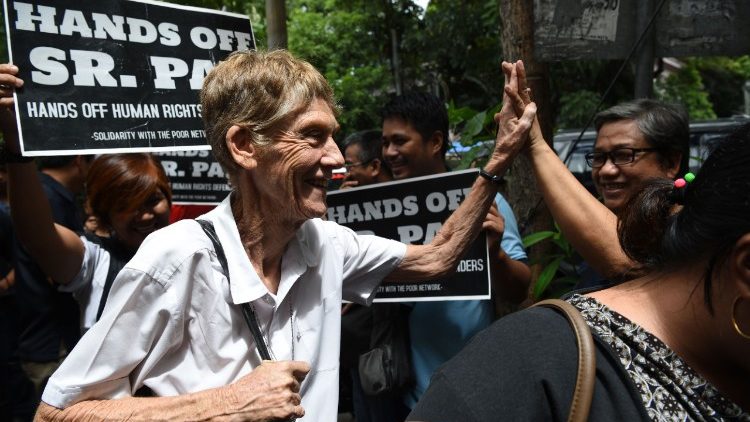 Soeur Patricia Fox et des militants luttant contre son expulsion, le 3 septembre 2018 devant le Ministère de la Justice à Manille. 