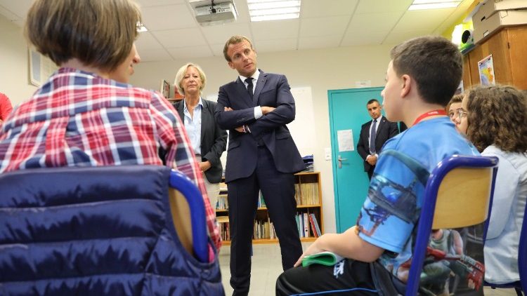 Le président Emmanuel Macron dans une classe d'unité localisée pour l'inclusion scolaire, le 3 septembre 2018. 