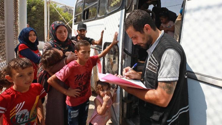 从黎巴嫩搭乘巴士返乡的叙利亚难民