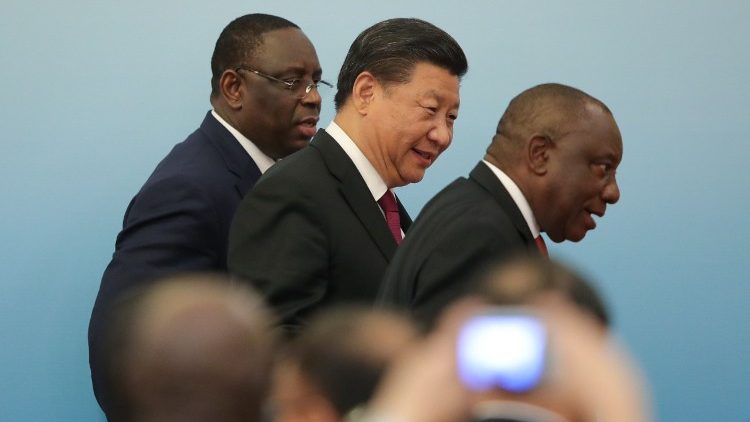 Le président chinois Xi Jinping, entouré du président sud-africain Cyril Ramaphosa et du président sénégalais Macky Sall. 