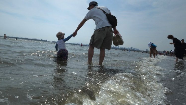 Un père et son fils en promenade le long de la baie de Tokyo, en juillet 2018