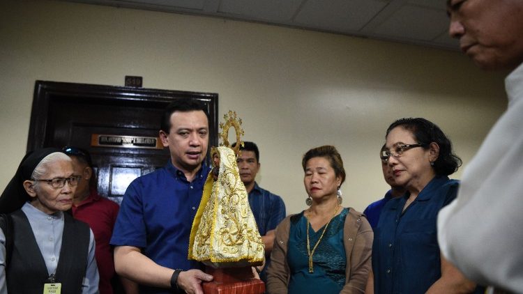 Nghị sĩ Antonio Trillantes của Philippines với tượng Đức Bà Penafrancia