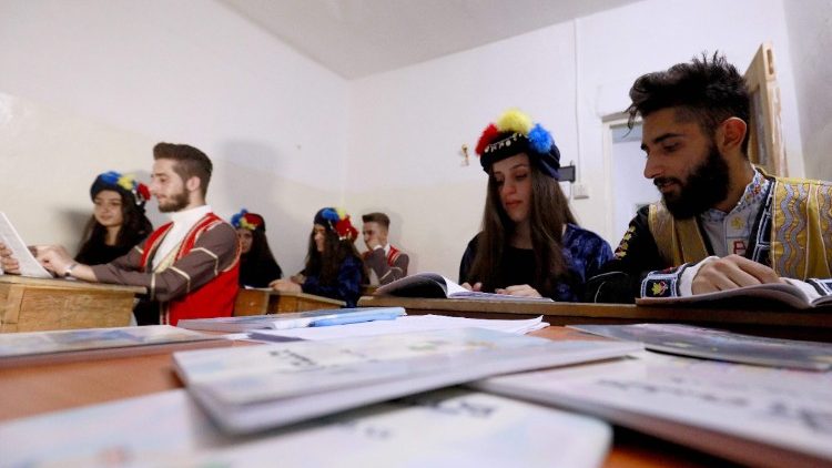 सीरिया में पढ़ाई करते विद्यार्थी