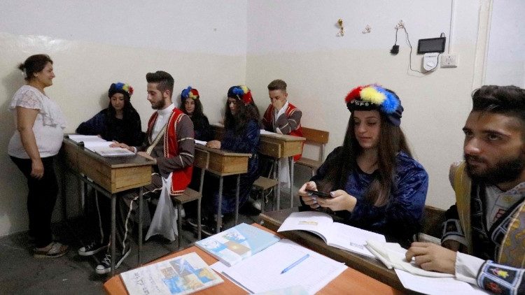 Christliche Schüler in einem Klassenraum in Qamishli