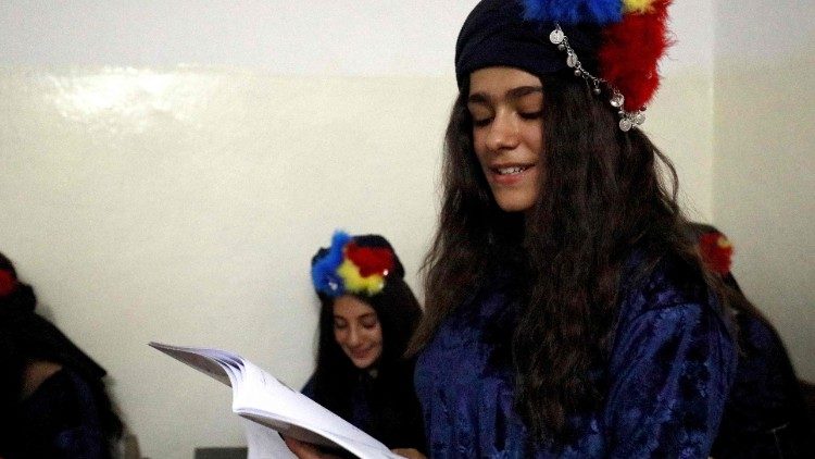 Estudante cristã siríaca vestida com hábito tradicional