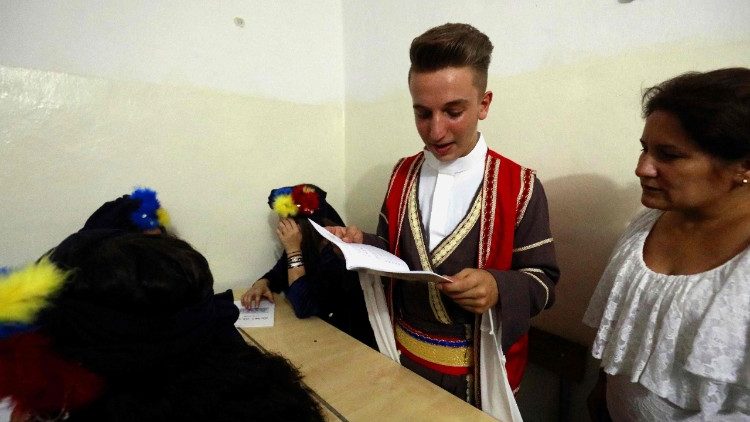 Estudante cristãos siríaco recita na língua siríaca