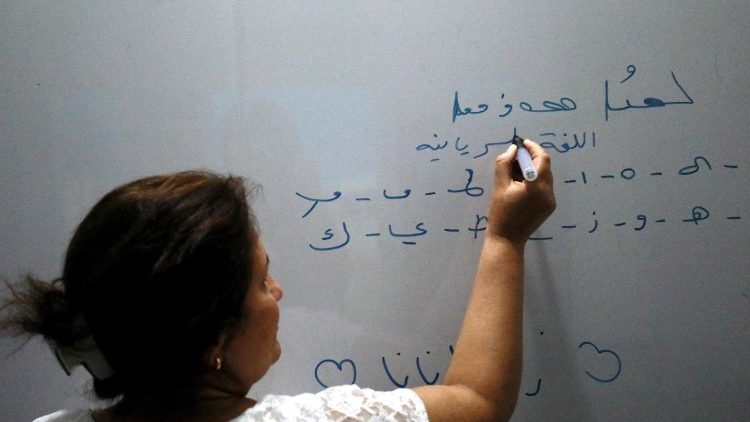 Professora escreve em siríaco em escola em Qamishli