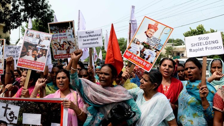 बलात्कार  आरोपी धर्माध्यक्ष मुलक्कल के विरुद्ध महिलाओं की हड़ताल  12.08.2018