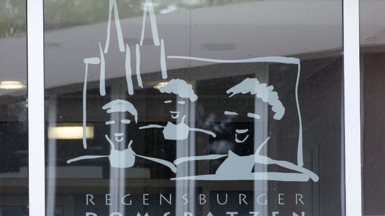 Regensburger Domspatzen-Logo auf einem Fenster der Stadt