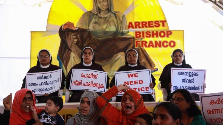Protest von Ordensfrauen - und Musliminnen - gegen einen indischen Bischof