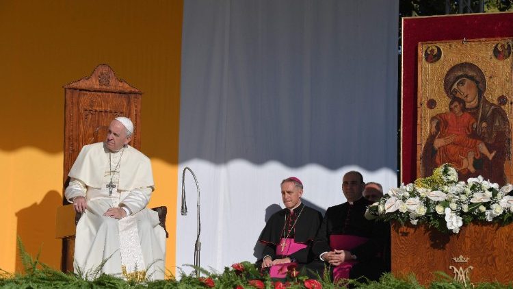 لقاء البابا فرنسيس مع المؤمنين خلال زيارته الرعوية إلى بياتسا أرميرينا في صقلية 
