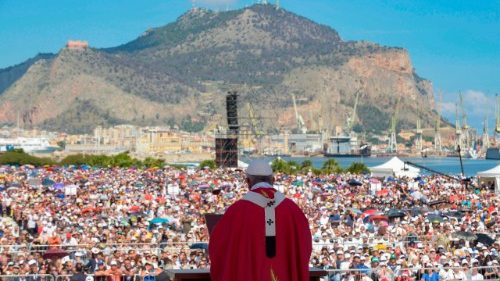 Pápež na Sicílii: Príhovor v Piazzi Armerine a Eucharistia v Palerme 