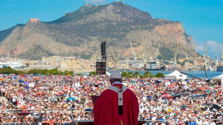 Le Pape prononçant son homélie devant la foule rassemblée à Palerme, le 15 septembre 2018.