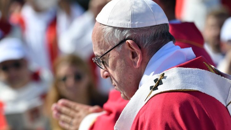 Der Papst betet für die Opfer - Archivbild