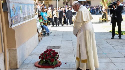 Papa in preghiera sul luogo dell’uccisione di don Puglisi