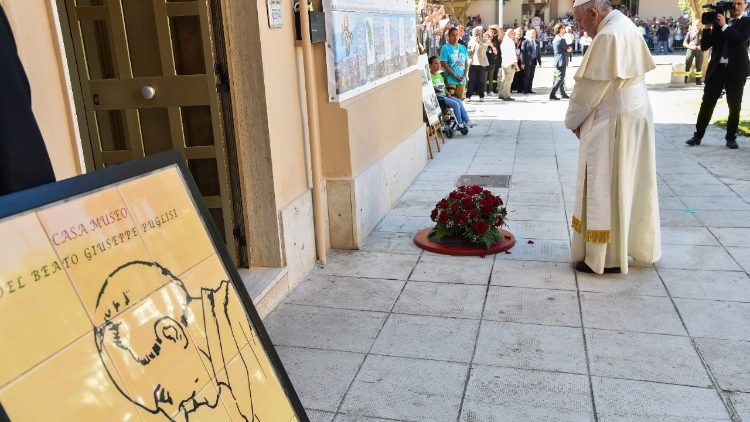 Papst Franziskus betet 2018 am Tatort des Mafia-Mords an Don Pino Puglisi in Palermo