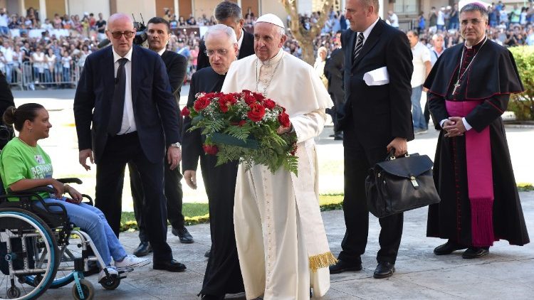 Am Tatort des Mordes an Don Pino Puglisi legte der Papst einen Kranz nieder