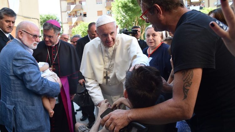 Papa Francesco saluta un ragazzo disabile