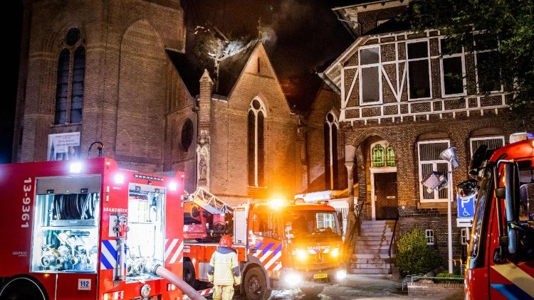 Schlechte Nachrichten für die niederländische katholische Kirche: Am Samstag brannte die Kirche Sa Urbanuskerk in Amstelveen