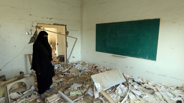 Una delle scuole distrutte dai bombardamenti