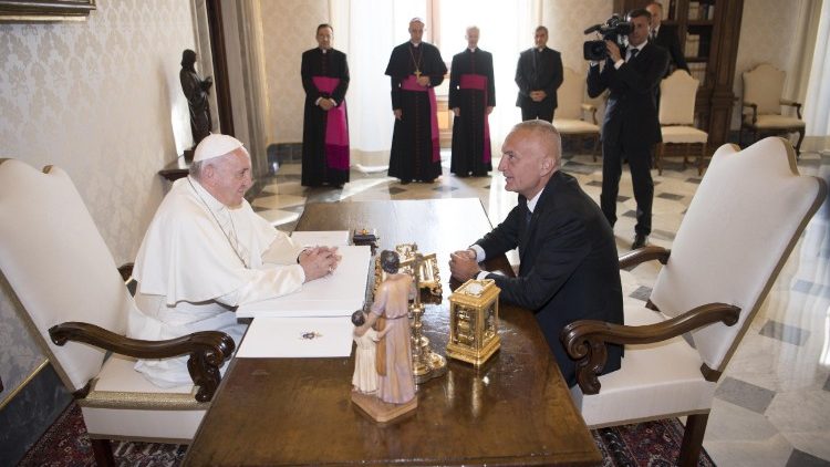 البابا فرنسيس مستقبلاً رئيس جمهورية ألبانيا ايلير ميتا 17 أيلول 2018