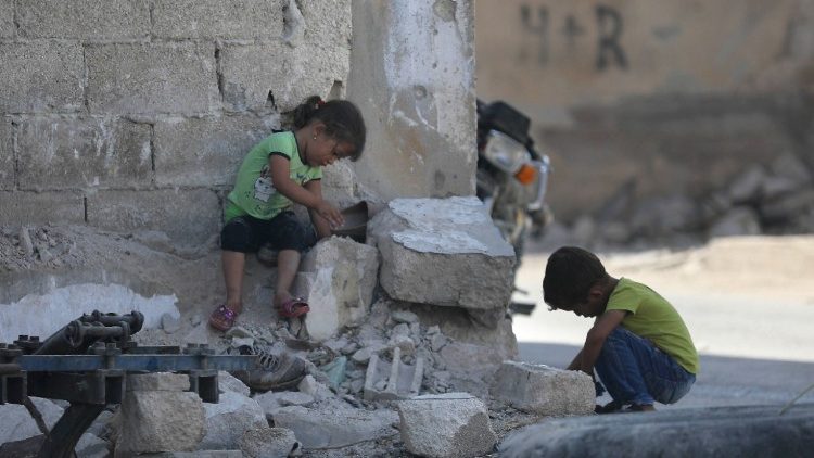 Crianças sírias brincam em Morek, nordeste de Hama