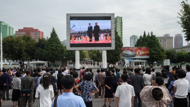 La foule observant les images du sommet intercoréen sur des écrans géants à Pyongyang, le 19 septembre 2018.