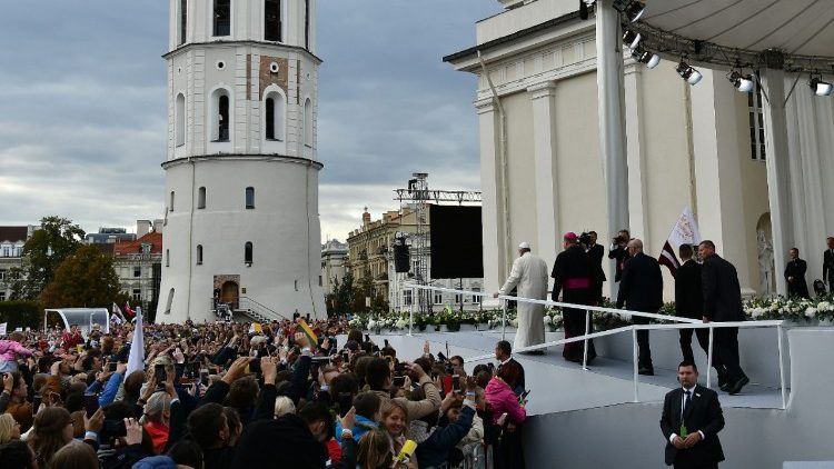 Pápež František prichádza na stretnutie s mládežou pred vilniuskou katedrálou