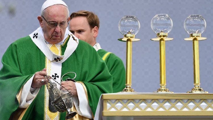 Sekmadienio ryte popiežius Pranciškus aukojo šv. Mišias Kauno Santakos parke