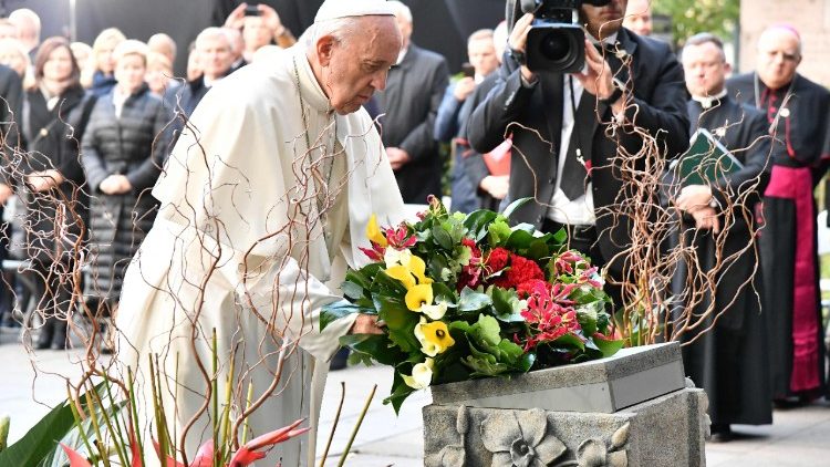 Papež Frančišek je položil cvetje na spomenik žrtvam sovjetske okupacije Muzeja okupacije in svobode v Vilni. 