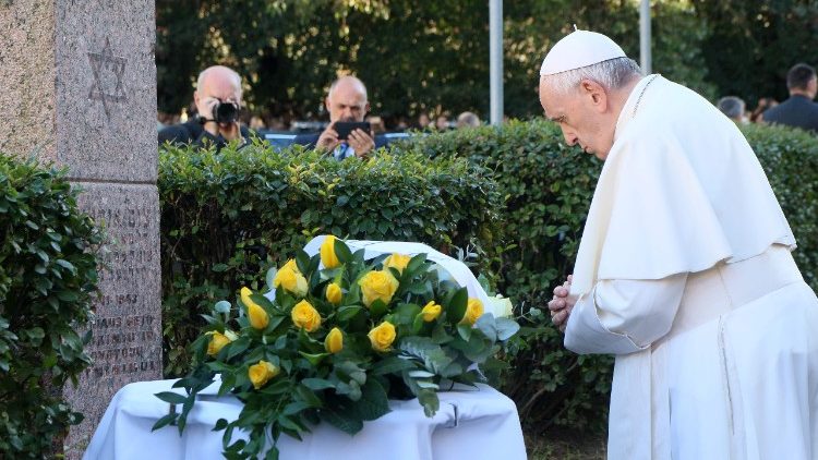 Popiežius prie paminklo Vilniaus geto aukoms