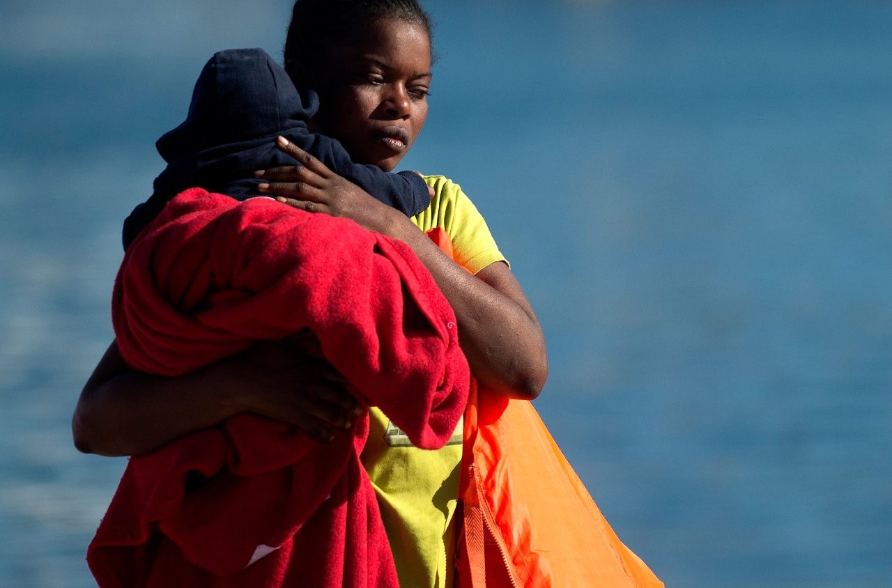 Una giovane migrante con il suo bambino