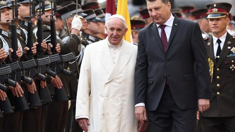 Latvijos prezidentas R. Vejonis pasitiko popiežių Pranciškų