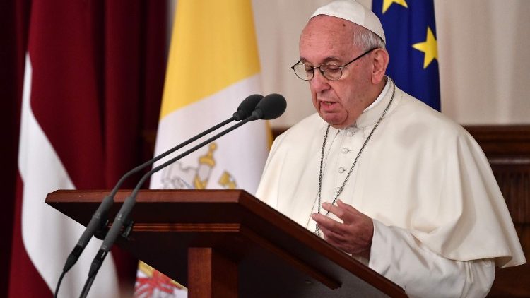 Papa se danas obratio političkim vlastima, građanskom društvu i diplomatskom zboru u predsjedničkoj palači u Rigi