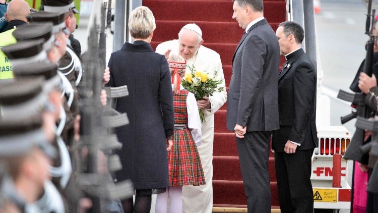 Der Papst landet in Riga, Lettland