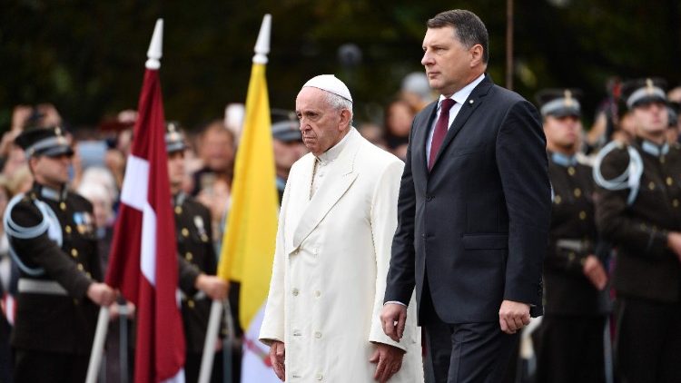 Папа Франциск и латвийския президент Раймонд Вейонис