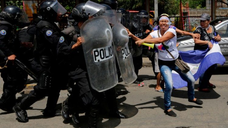 La polizia nicaraguense carica alcune manifestanti
