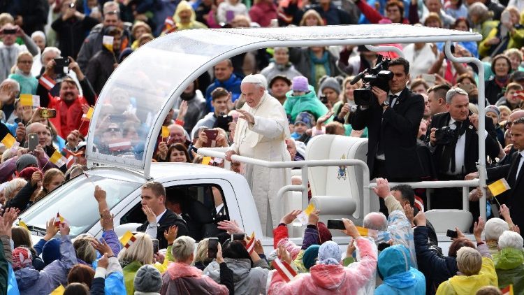 Franziskus fährt vor der Messe durch die Menge